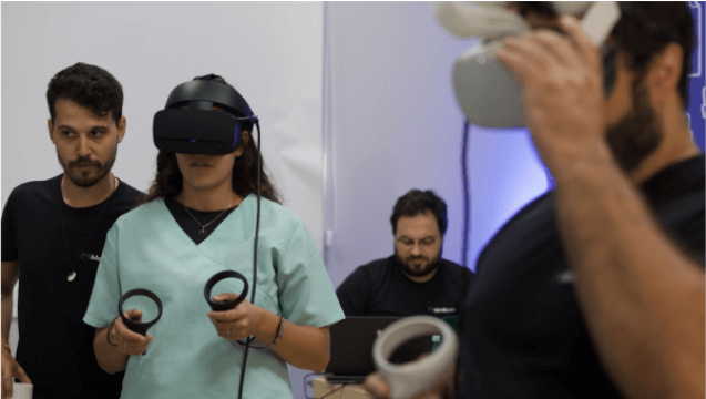 Alunos da Inspirali contam com óculos de realidade virtual e outras ferramentas tecnológicas de ensino